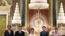 Presiden Joko Widodo dan Iriana Jokowi berfoto bersama dengan Raja Thailand Maha Vajiralongkorn saat royal audience di Chakri Maha Prasat Throne Hall, Bangkok, Jumat (18/11/2022). Tampak hadir pula Putri Sirivannavari Nariratana Rajakanya dalam upacara penyambutan tersebut. (Foto: Bureau of the Royal Household, Kingdom of Thailand)