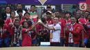 Ketum PSSI, M Iriawan (baju putih) menyerahkan piala Liga 1 Putri 2019 kepada kapten tim Persib Putri, Een Sumarni di Stadion Pakansari, Kab Bogor, Jawa Barat, Sabtu (28/12/2019). Persib Putri menjuarai Liga 1 Putri 2019 usai mengalahkan PS Tira-Kabo Kartini 3-1. (Liputan6.com/Helmi Fithriansyah)