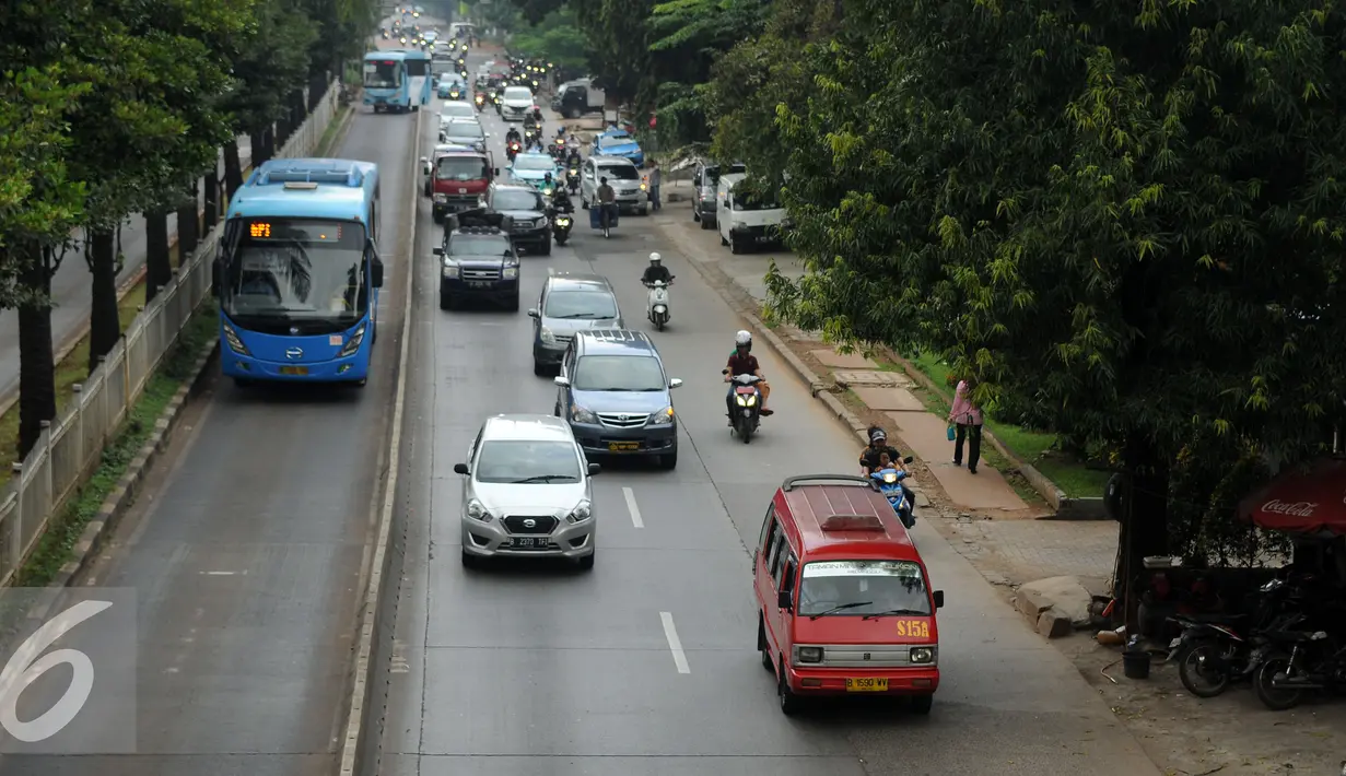 Sejumlah kendaraan umum melintas di Jalan Margasatwa Jakarta Selatan, Kamis (31/3/2016). Pemerintah berencana menurunkan tarif angkutan umum pasca penurunan harga BBM, 1 April mendatang. (Liputan6.com/Helmi Fithriansyah)