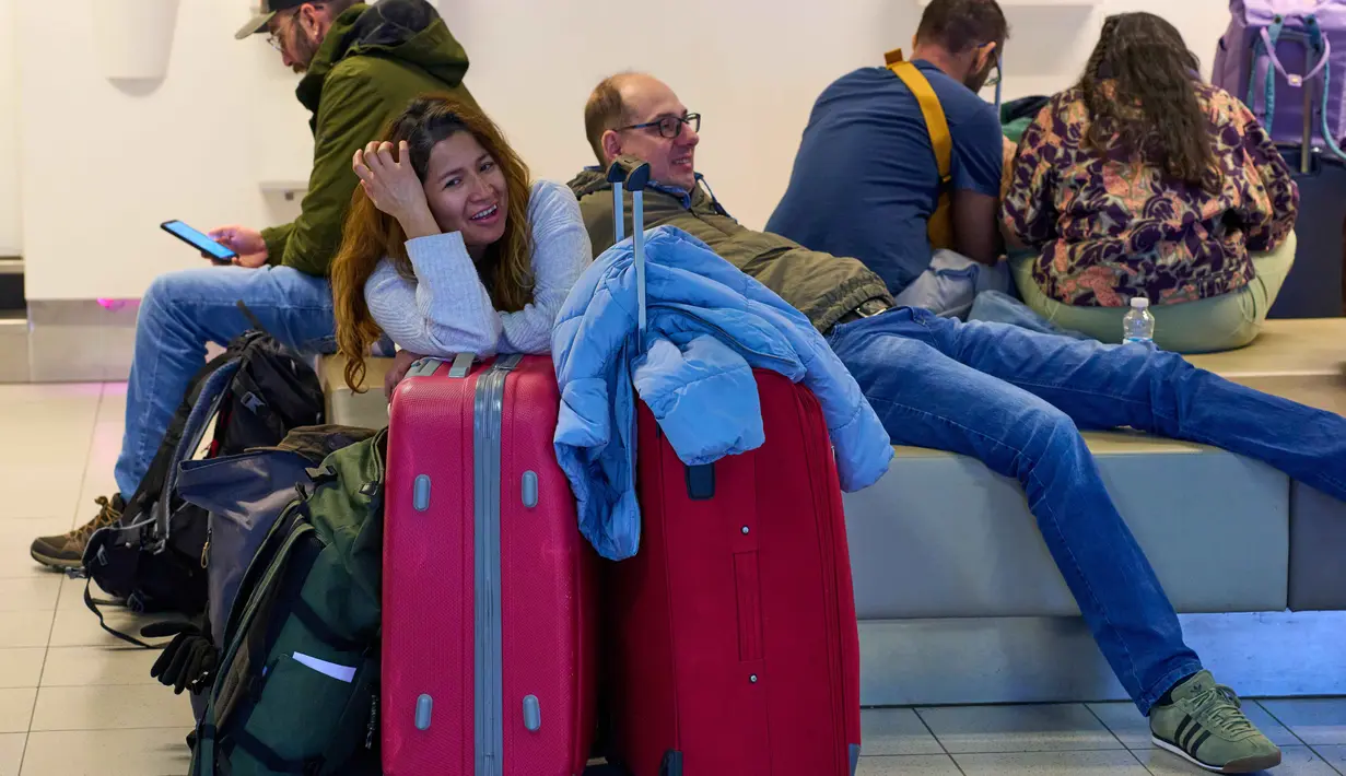 Pembatalan jadwal penerbangan akibat landasan pacu yang tertutup salju dan proses de-icing pesawat yang terhambat. Tampak dalam foto, para pelancong yang terlantar menunggu di bandara Schiphol di Amsterdam, Belanda, Rabu 7 Januari 2026. (AP Photo/Peter Dejong)