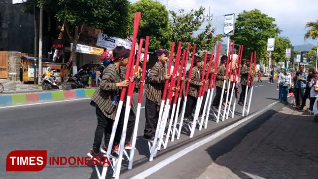 Ribuan 'Bocah Jangkung' Penuhi Jalanan Kota Batu