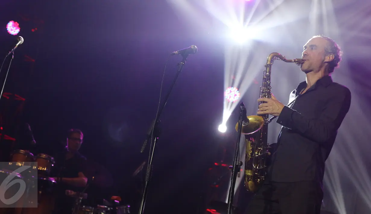 Personel Kelompok jazz pop Matt Bianco saat meniup terompet pada Indonesia Tour 2016 mereka, Jakarta, Jumat, (1 /4). Matt Bianco akan hadir di tiga kota, yaitu Jakarta, Jogjakarta, dan Bali. (Liputan6.com/Herman Zakharia)