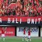 Pemain Bali United memberi salam pada suporter usai laga turnamen Piala Presiden 2015 melawan Persija di Stadion Kapten I Wayan Dipta, Gianyar, Bali, Minggu (30/8/2015). Bali United unggul 3-0 atas Persija. (Liputan6.com/Helmi Fithriansyah)