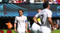 Luka Modric tertunduk lesu ketika Real Madrid kandas dari PSG pada semifinal Piala Dunia Antarklub 2025. (FRANCK FIFE / AFP)