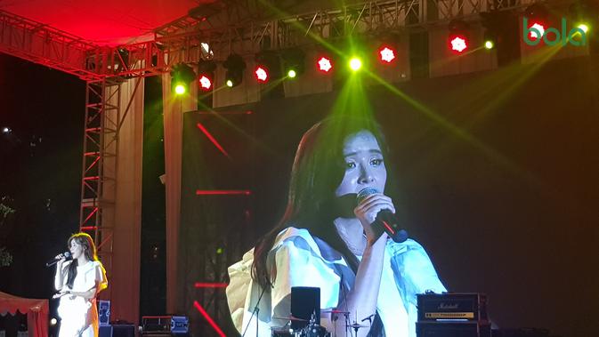 Penyanyi Cantik asal Korea Selatan, Eun Ga Eun, menghipnotis pengunjung Asian Fest di Zona Atung Gelora Bung Karno, Kamis (23/8/2018). (Bola.com/Zulfirdaus Harahap)