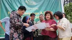 Ketua penasehat P3SRS Edward Syah Pernong berbincang dengan penghuni saat erah terima Sertifikat Hak Milik Rumah Susun Tower Tiffany Kemang Village di Jakarta, Jumat (15/3). Penyerahan sertifikat ini akan dilakukan secara bertahap. (Liputan6.com)