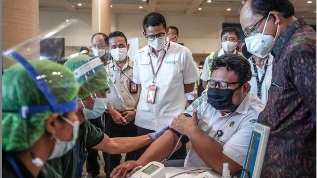 Jalani Vaksinasi, Menparekraf Berharap Pekerja Bandara Bali Siap Sambut Penerbangan Internasional