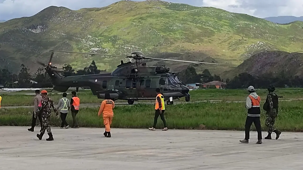 Evakuasi jatuhnya pesawat Sam Air PK - SMW di Distrik Welarek Kabupaten.