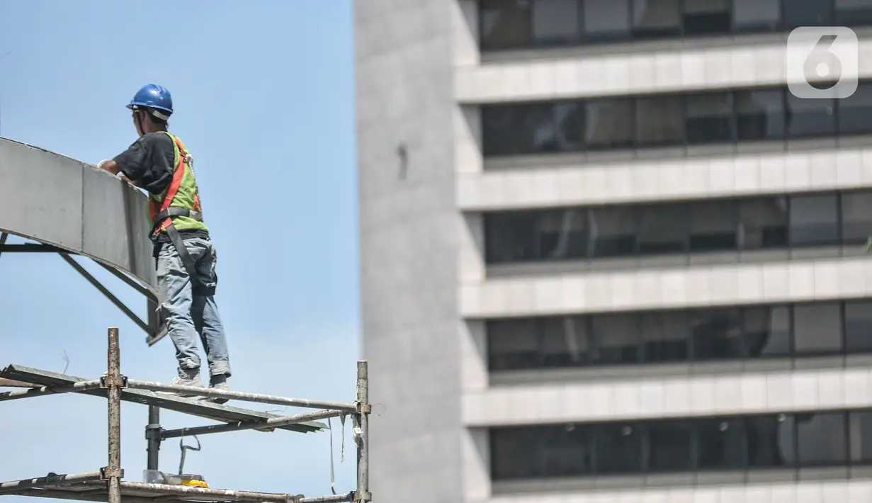 Aktivitas pekerja lengkap dengan atribut K3 saat menyelesaikan proyek pembangunan halte Transjakarta Dukuh Atas 2, Jalan Jenderal Sudirman, Jakarta Pusat, Selasa (29/11/2022). Penetapan UMP DKI 2023 itu diputuskan melalui Keputusan Gubernur Nomor 1153 Tahun 2022. (Liputan6.com/Iqbal S. Nugroho)