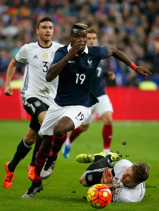 Gelandang Perancis, Paul Pogba berusaha mengejar bola dari kawalan gelandang Jerman, Bastian Schweinsteiger pada laga persahabatan di stadion Stade de France, Perancis, (13/11). Perancis menang atas Jerman dengan skor 2-0. (REUTERS/Benoit Tessier)