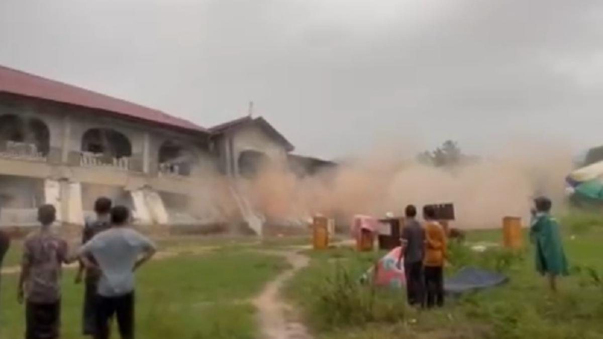 Detik-Detik Gedung Asrama Pesantren di Aceh Ambruk ke Sungai Akibat Longsor