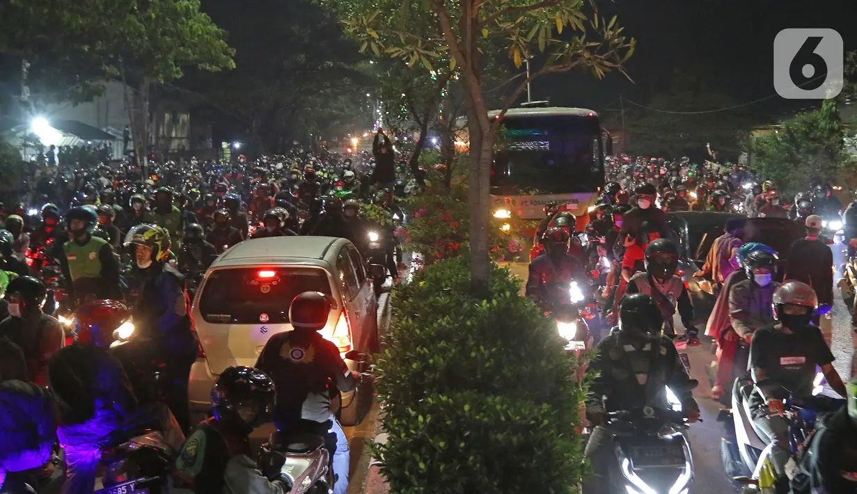 Suasana lalu lintas di posko penyekatan mudik di Kedungwaringin, Kabupaten Bekasi, Jawa Barat, Minggu (9/5/2021). Pemudik memblokir jalan saat penyekatan di posko penyekatan mudik di Kedungwaringin. (Liputan6.com/Herman Zakharia)