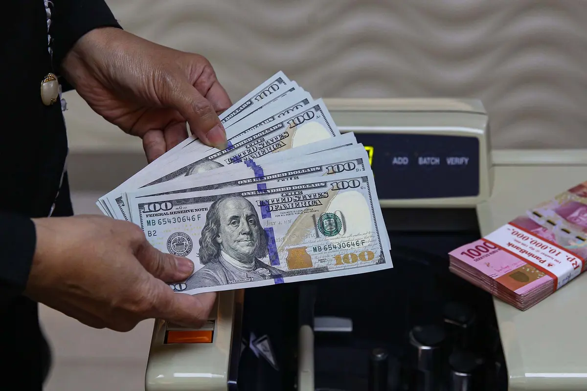 Tertekan, Rupiah Terjun ke Level Rp16.283 per Dolar AS