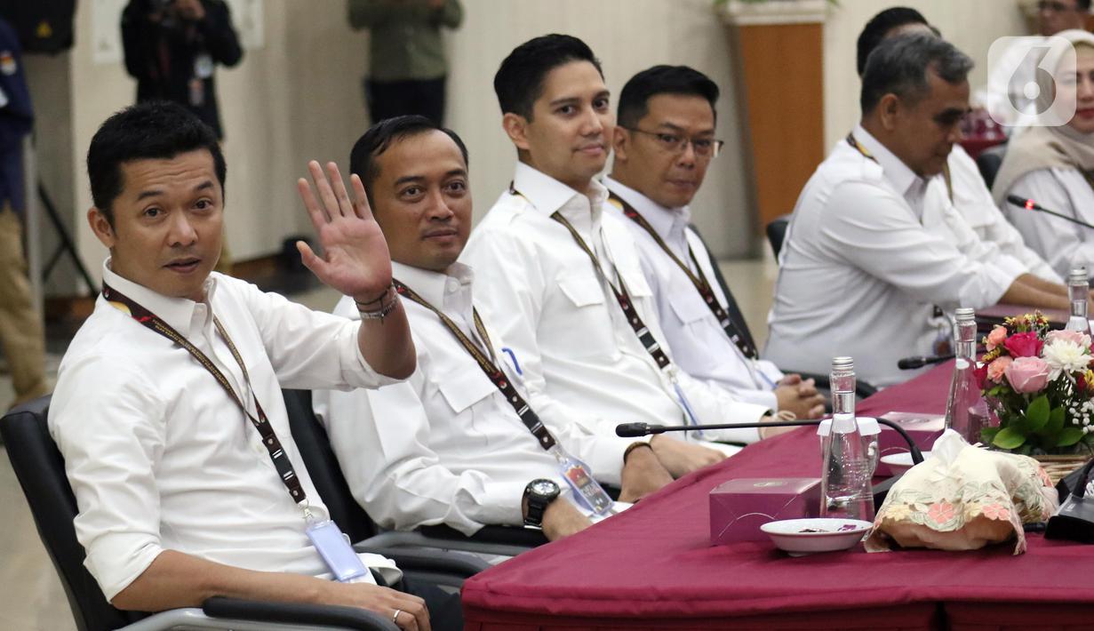 Saat disapa pewarta, Taufik Hidayat sesekali terlihat tersenyum dan melambaikan tangan.  (Liputan6.com/Helmi Fithriansyah)