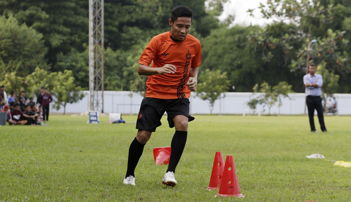 Pemain Persija Jakarta, Evan Dimas, melakukan latihan di Lapangan Sutasoma, Jakarta, Jumat (17/1/2020). Gelandang Timnas Indonesia ini menjadi rekrutan baru Macan Kemayoran untuk mengarungi Liga 1 musim depan. (Bola.com/M Iqbal Ichsan)