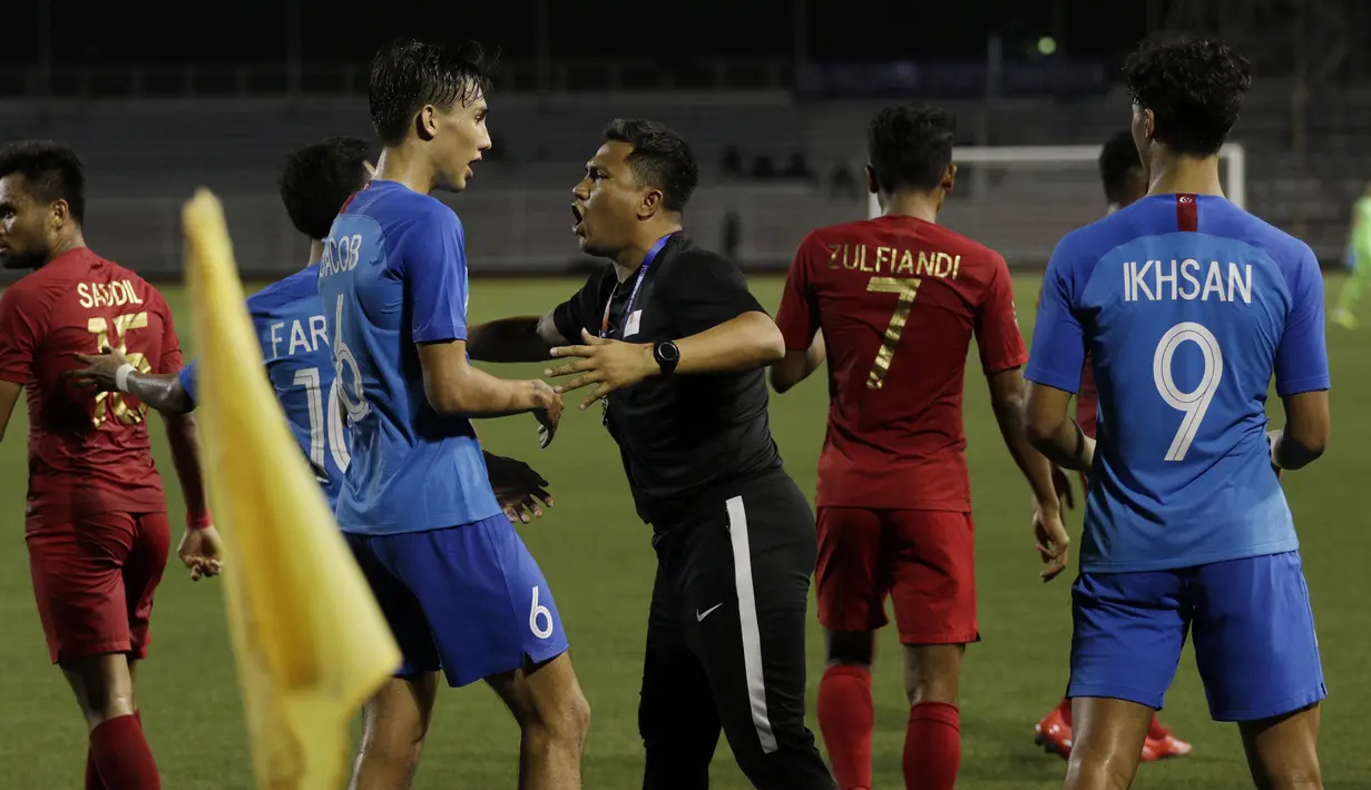 Asisten pelatih Singapura U-22, Noh Alam Shah, melerai pemainnya saat bersitegang dengan pemain Timnas Indonesia U-22 pada laga SEA Games 2019 di Stadion Rizal Memorial, Manila, Kamis (28/11). Indonesia menang 2-0 atas Singapura. (Bola.com/M Iqbal Ichsan)