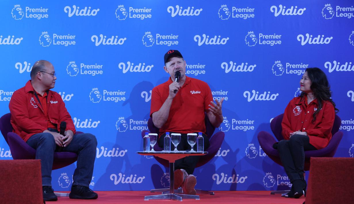 <p>Kiper legendaris Manchester United, Peter Schmeichel (tengah), memberikan keterangan didampingi Managing Director Vidio, Monika Rudijono (kanan), dan CFO Vidio William Djumadi, saat konferensi pers pengumuman pemegang hak siar Premier League 2023/2024 di Indonesia oleh Vidio.com di SCTV Tower, Jakarta, Jumat (4/8/2023). (Bola.com/M Iqbal Ichsan)</p>
