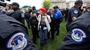 RachelRamone Donlan ditangkap petugas polisi saat menggelar aksinya di dekat gedung Capitol di Washington (24/4). Mereka menggelar aksi tersebut untuk  mendukung legalisasi ganja. (AP Photo/Alex Brandon)