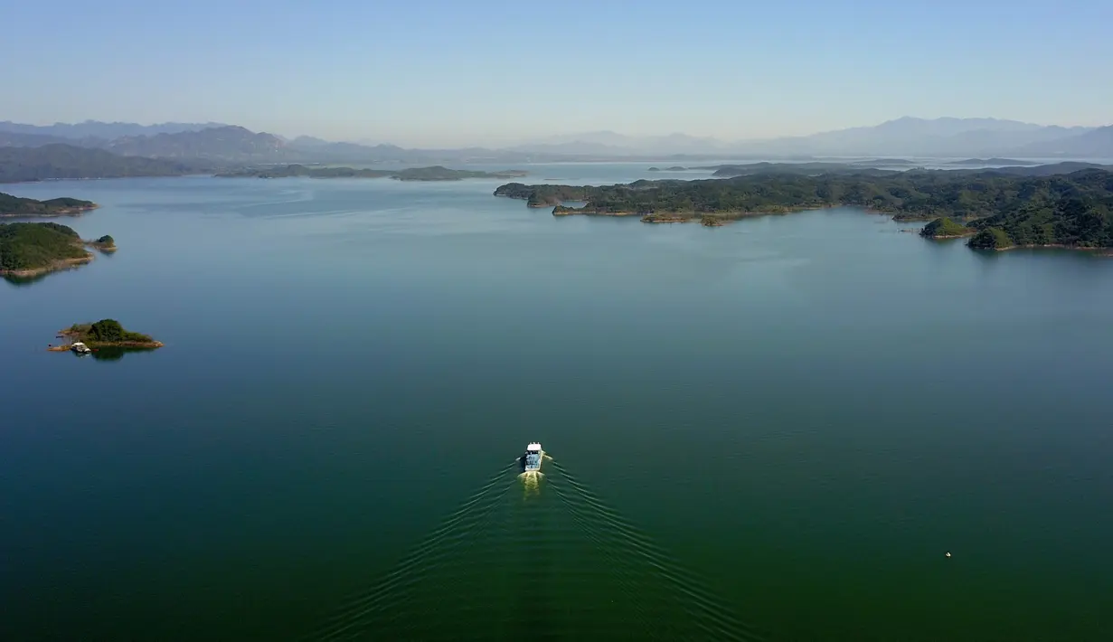 Foto dari udara yang diabadikan pada 1 September 2020 menunjukkan pemandangan Waduk Miyun di pinggiran timur laut Beijing, ibu kota China. Waduk Miyun yang memiliki kapasitas penyimpanan air sekitar 4,4 miliar meter kubik menandai 60 tahun pengoperasiannya pada Selasa (1/9). (Xinhua/Zhang Chenlin)