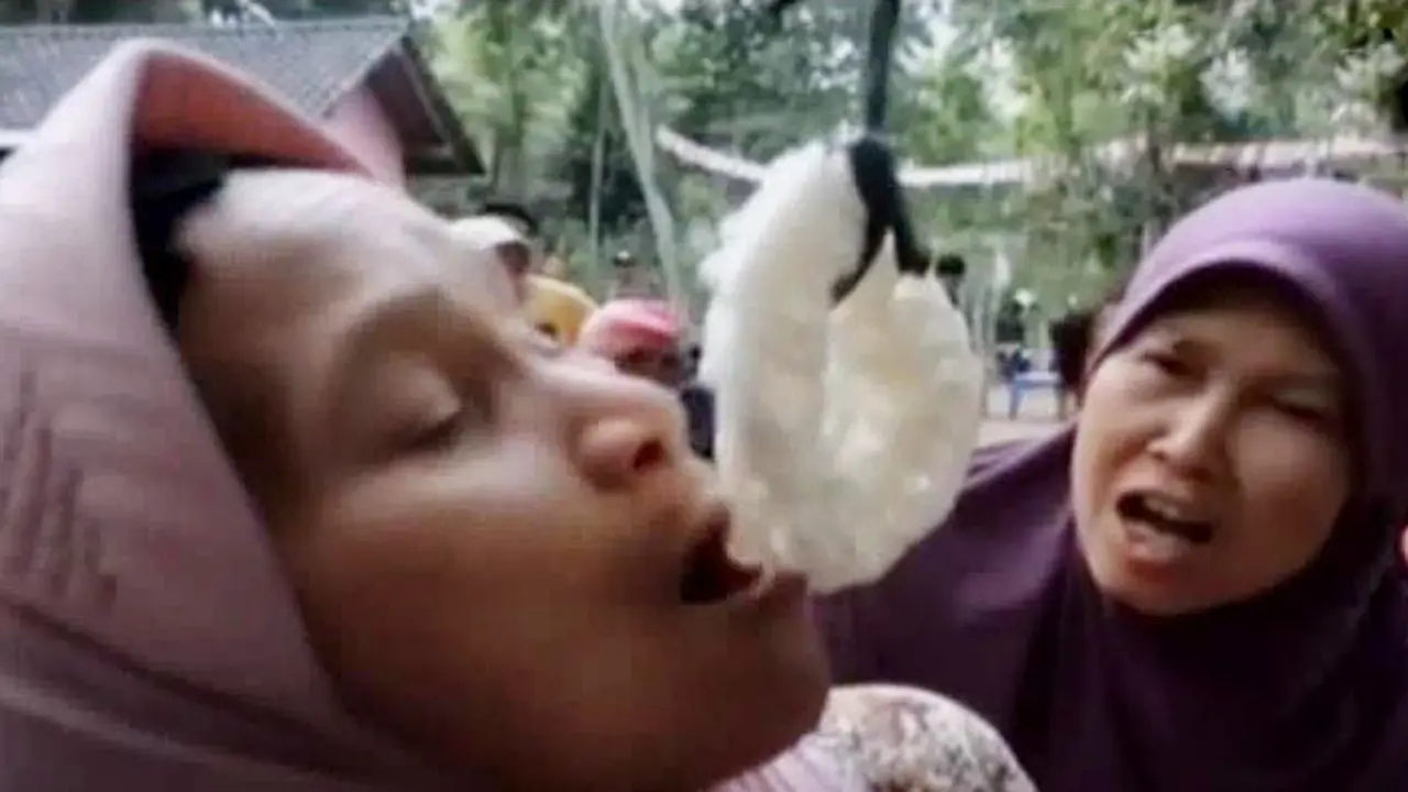 Meriahkan Hut ke-70 RI, Nenek di Yogya Ikut Lomba Makan Kerupuk