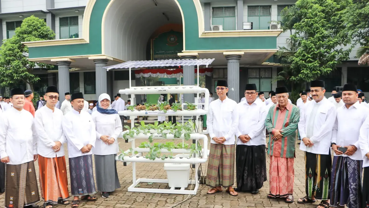 Hari Santri Nasional 2022, Pemprov DKI Jakarta menyalurkan sarana pertanian perkotaan (urban farming) untuk pesantren.
