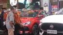 <p>New MG HS memang terlihat dinamis dengan tampilan yang sangat agresif. Hal tersebut ternyata mampu menarik berbagai generasi. Lihat saja contohnya, seorang bapak-bapak terlihat sedang mengamati facia New MG HS yang mengusung tema 'Shark Hunting Front Face' dengan 'Digital Flaming Grill' khas MG.</p>