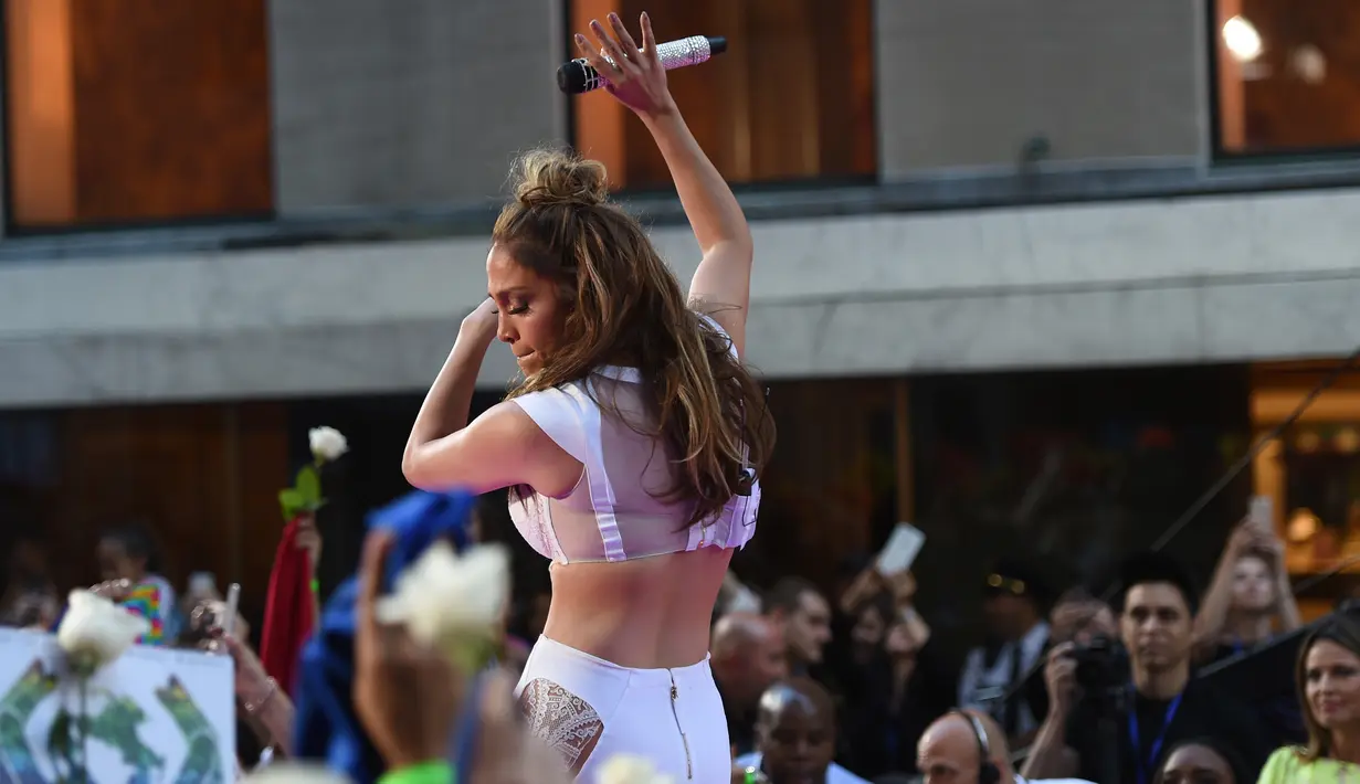  Penyanyi Jennifer Lopez menari saat membawakan lagu dalam single terbaru ‘Love Make The World Go Round’  dalam pertunjukan NBC's "Today" di Rockefeller Plaza, New York, AS (11/7).  (AFP PHOTO/TIMOTHY A. Clary)