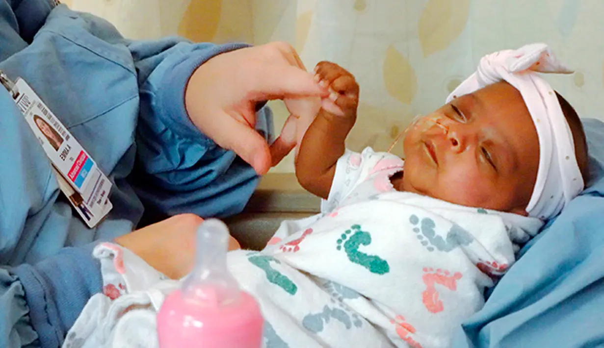 Foto pada Maret 2019 memperlihatkan seorang bayi yang dipanggil dengan nama Saybie. Saybie dilahirkan dengan operasi caesar darurat setelah sang ibu didiagnosis menderita pre-eklampsia, komplikasi kehamilan yang dapat berakibat fatal bagi ibu dan bayi. (Sharp HealthCare via AP)
