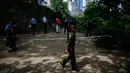 Petugas mengamankan lokasi ledakan di Central Park, New York, Minggu (3/7). Sementara itu, polisi melakukan penyelidikan setelah ledakan mengguncang bagian tenggara taman itu di dekat sudut 5th Avenue dan 62th Street. (Kena Betancur/AFP)