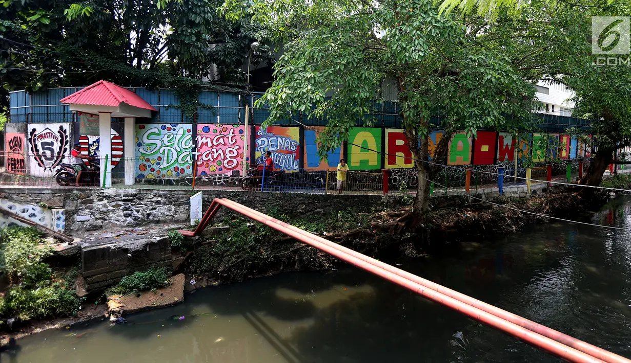 Suasana dinding warna-warni di Kampung Penas Tanggul, Cipinang Besar Selatan, Jakarta, Kamis (2/11). Program kampung warna-warni dan bebas asap rokok itu merupakan perlindungan bagi wanita dan anak-anak dari bahaya rokok. (Liputan6.com/Johan Tallo)