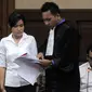 Jessica Kumala Wongso berdiskusi dengan penasehat hukumnya ketika menjalani sidang lanjutan di Pengadilan Negeri Jakarta Pusat, Jakarta, Senin(5/9). (Liputan6.com/Helmi Afandi)