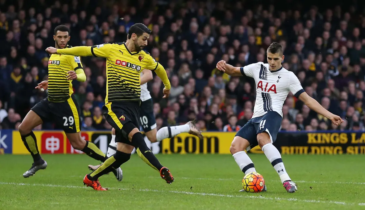  Pemain Tottenham Hotspurs, Erik Lamela (kanan) melakukan tembakan ke arah gawang Watford yang berbuah gol pada anjutan Liga Premier Inggris di Stadion Vacarage Road, Inggris, Selasa (29/12/2015) dini hari WIB. Spurs menang 2-1. (Reuters/Matthew Childs)