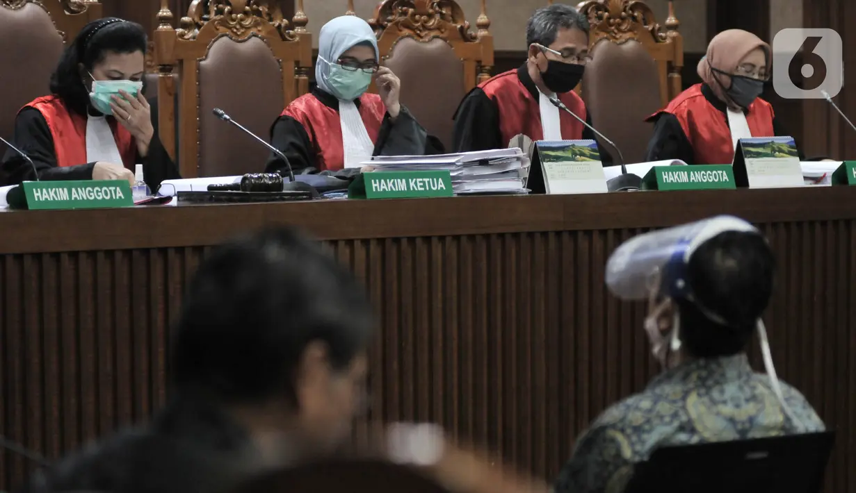 Suasana sidang perdana kasus korupsi pengelolaan dan penggunaan dana investasi PT Asuransi Jiwasraya di Pengadilan Tipikor, Jakarta, Rabu (3/6/2020). Sidang yang menghadirkan enam terdakwa tersebut menerapkan protokol social distancing. (merdeka.com/Iqbal S. Nugroho)