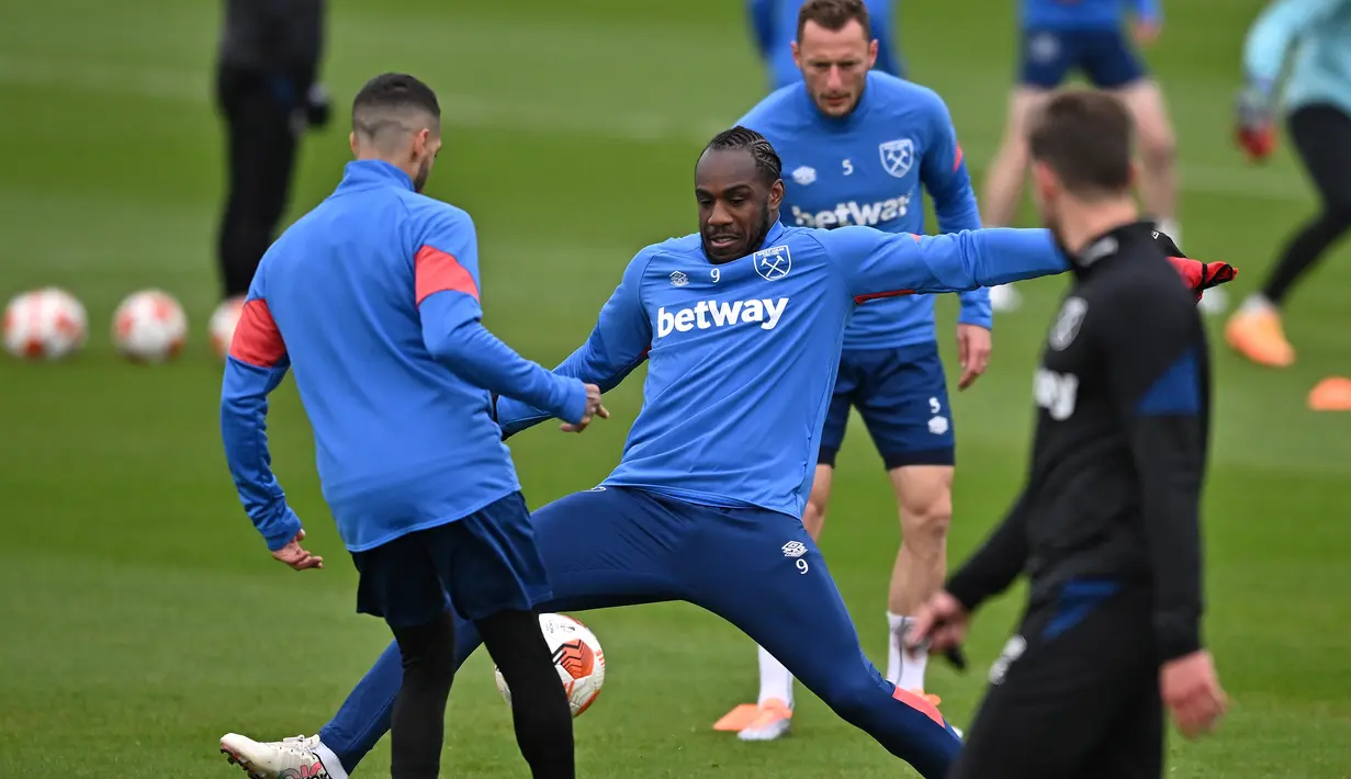 <p>Pemain West Ham United Manuel Lanzini (kiri), Michail Antonio (tengah) dan Vladimir Coufal menghadiri sesi latihan menjelang duel leg I semifinal Liga Europa 2021/2022, di tempat latihan West Ham United di London timur, Rabu (27/4/2022). West Ham menjamu Eintracht Frankfurt di London Stadium pada Jumat, 29 April dini hari. Kedua kesebelasan mengincar tiket ke Liga Champions musim depan. (Ben Stansall / AFP)</p>