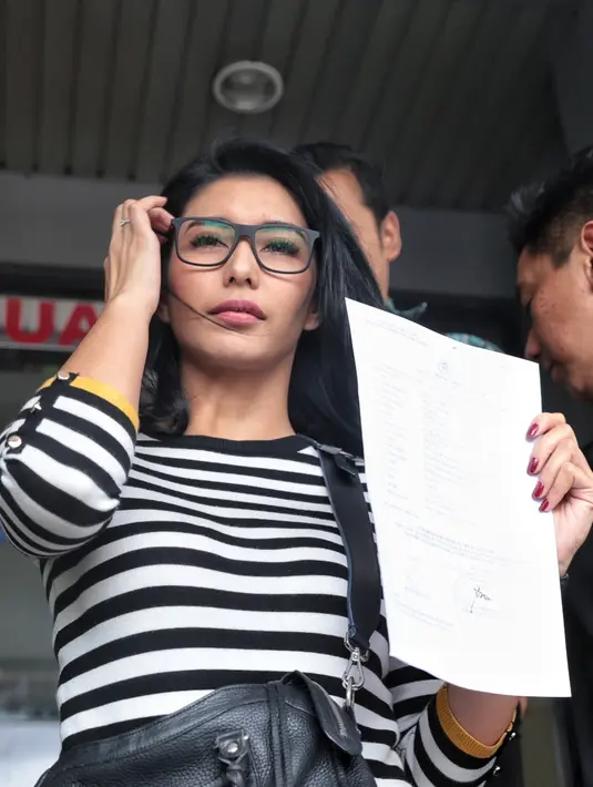Setelah memenuhi panggilan KPAI, Tyas Mirasih bersama kuasa hukumnya resmi melaporkan seseorang yang belum dijelaskan. Menurut Sandy baru nanti penyidik yang menentukan siapa yang mencemarkan nama baik. (Adrian Putra/Bintang.com)