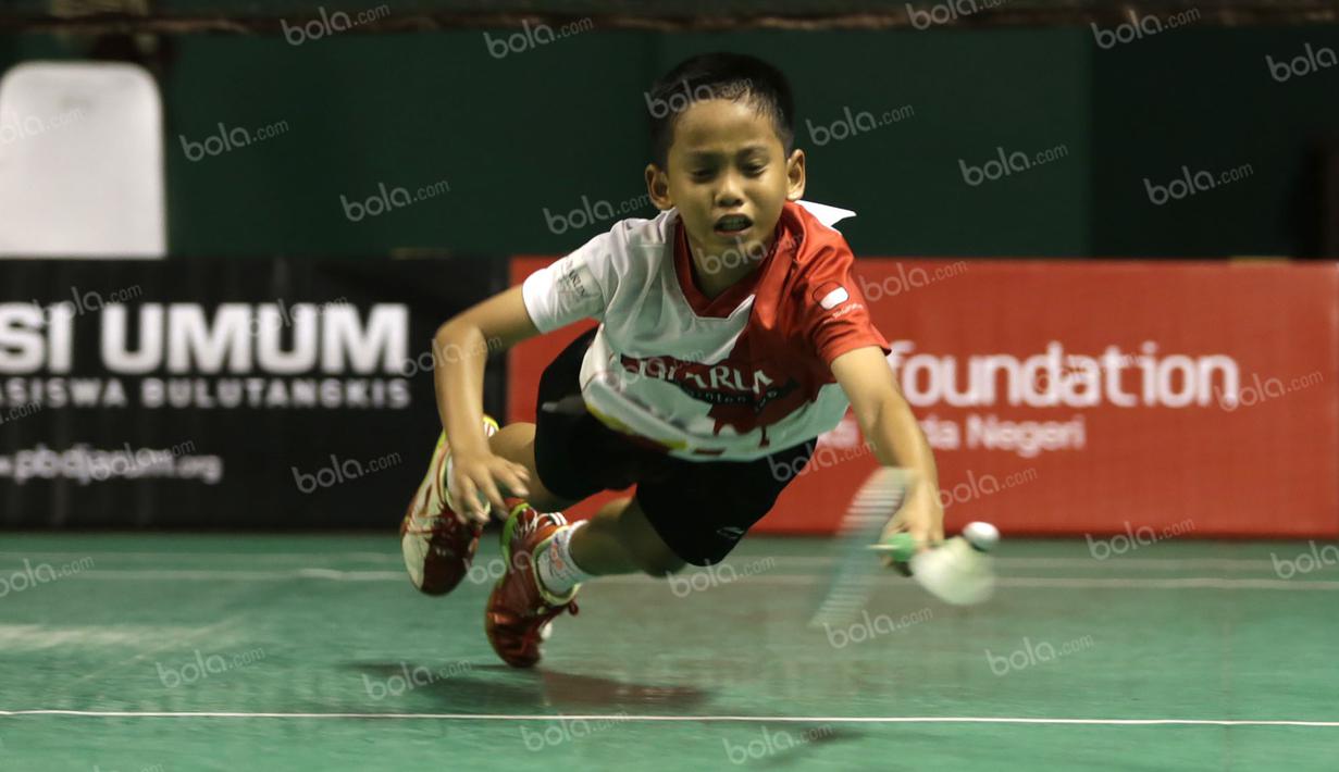 Aksi Dedad Alpasha saat melawan M. Alfarezal Prayoga dalam pertandingan final Audisi Umum Djarum Beasiswa Bulutangkis 2016 di GOR Djarum, Jati, Kudus, Sabtu (3/9/2016). (Bola.com/Arief Bagus)