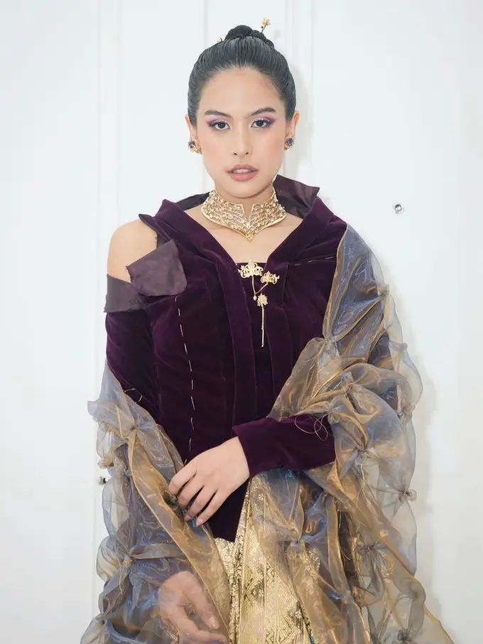 Cantik dan Stunning, Potret Detail Kebaya dan Makeup Serba Ungu Maudy Ayunda di FFI 2022
