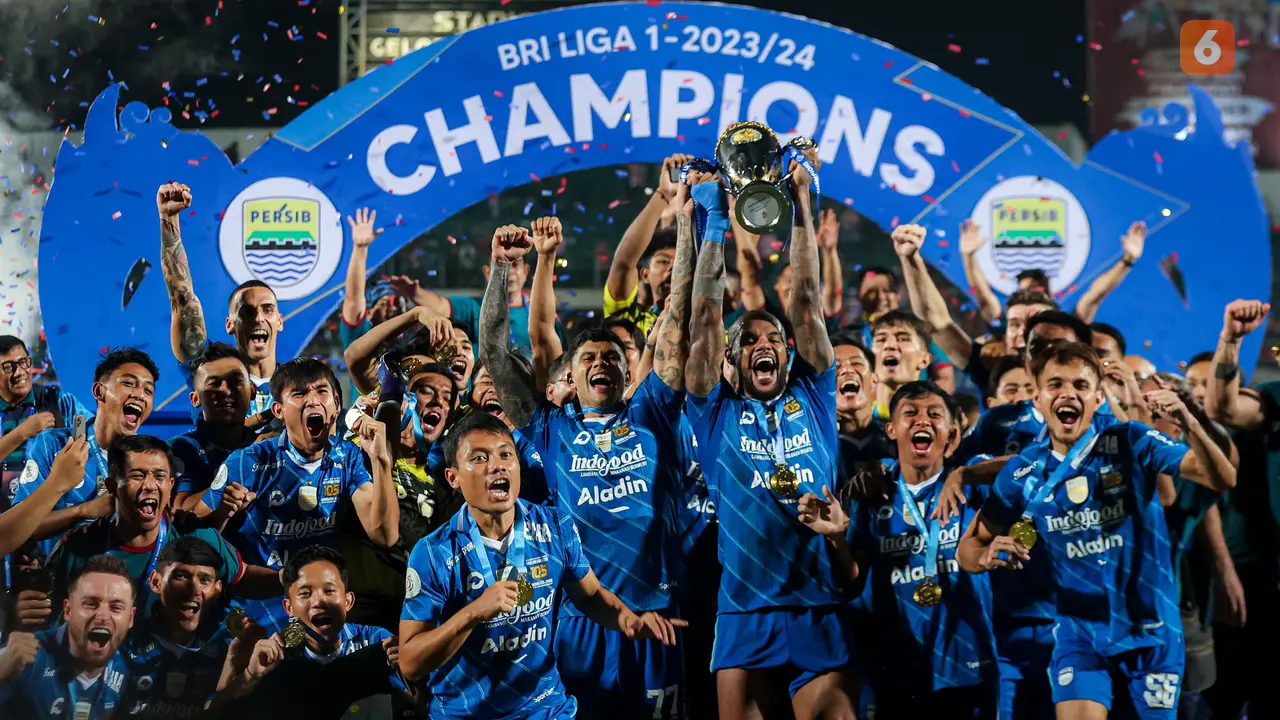 Foto: Momen Skuad Persib Bandung Angkat Trofi Juara Lagi di Kasta Tertinggi Sepak Bola Indonesia setelah Berpuasa Satu Dekade