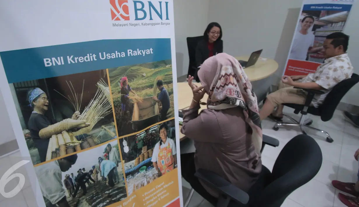 Nasabah mengajukan persyaratan kredit di BNI Tanah Abang, Jakarta, Rabu (24/2). 2500 debitur tersebut meliputi KUR Mikro, KUR Ritel, dan KUR TKI. (Liputan6.com/Angga Yuniar)