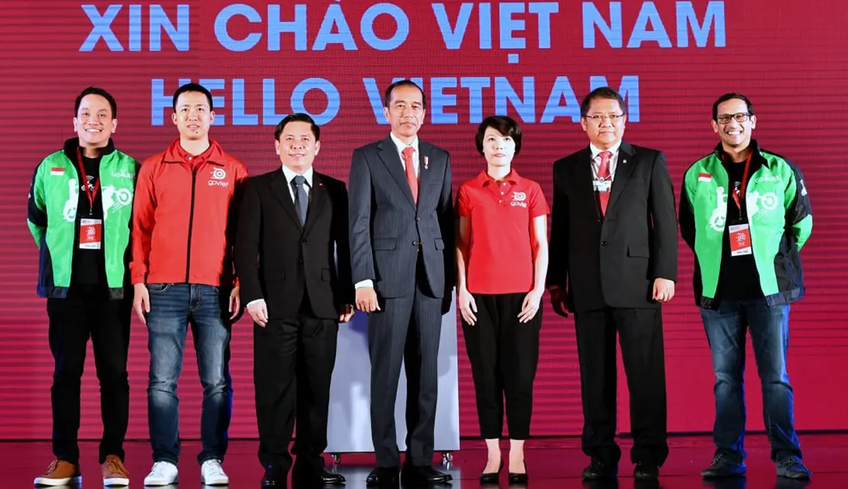 Presiden Joko Widodo (keempat kanan) menghadiri peluncuran aplikasi Go-Viet di Hotel Melia, Hanoi, Rabu (12/9). Goviet merupakan produk aplikasi penyedia jasa transportasi di Vietnam yang berkolaborasi dengan Gojek. (Liputan6.com/HO/Biro Pers Setpres)