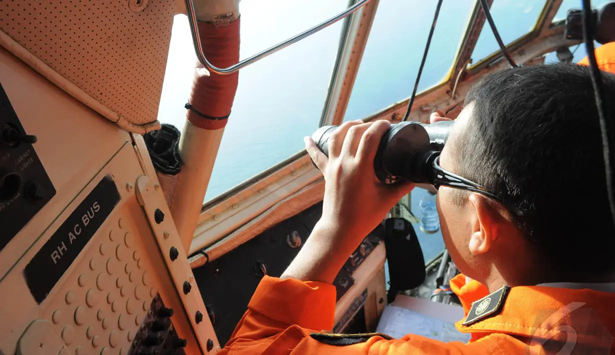 Anggota Basarnas meneropong ke arah perairan Belitung Timur saat melakukan pencarian pesawat AirAsia QZ8501, Senin (29/12/2014). (Liputan6.com/Herman Zakharia)