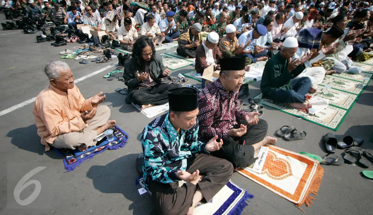 Sejumlah prajurit TNI Polri beserta masyarakat mengikuti sholat istisqo di Mandala Krida, Yogyakarta, Jumat (30/10/2015).Sholat di gelar untuk memohon doa kepada Allah SWT agar di berikan hujan pada musim kemarau yang berkepanjangan. (Boy T Harjanto)