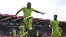 Selebrasi pemain Manchester United, Casemiro (kiri), setelah mencetak gol cantik ke gawang Bournemouth dalam pertandingan pekan ke-37 English Premier League 2022/2023 yang berlangsung di Vitality Stadium, Sabtu (20/5/2023). (AFP/Adrian Dennis)