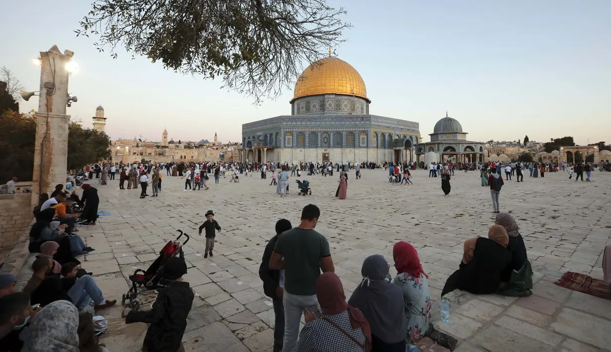 Para Muslim berkumpul untuk salat Idul Adha di sebelah Kubah Masjid Batu di kompleks Masjid Al Aqsa di kota tua Yerusalem, 31 Juli 2020. Ini adalah Pesta Kurban pertama sejak pandemi corona COVID-19 secara global. (AP Photo/Mahmoud Illean)