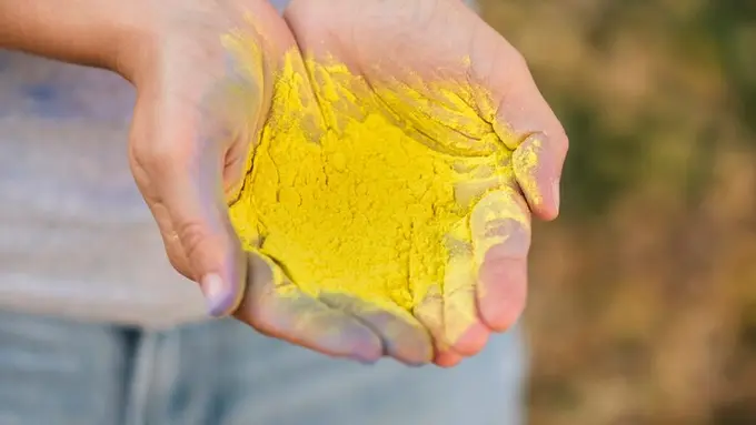 Bukan Lemon atau Baking Soda, Ini Cara Mudah Bersihkan Noda Kunyit di Tangan