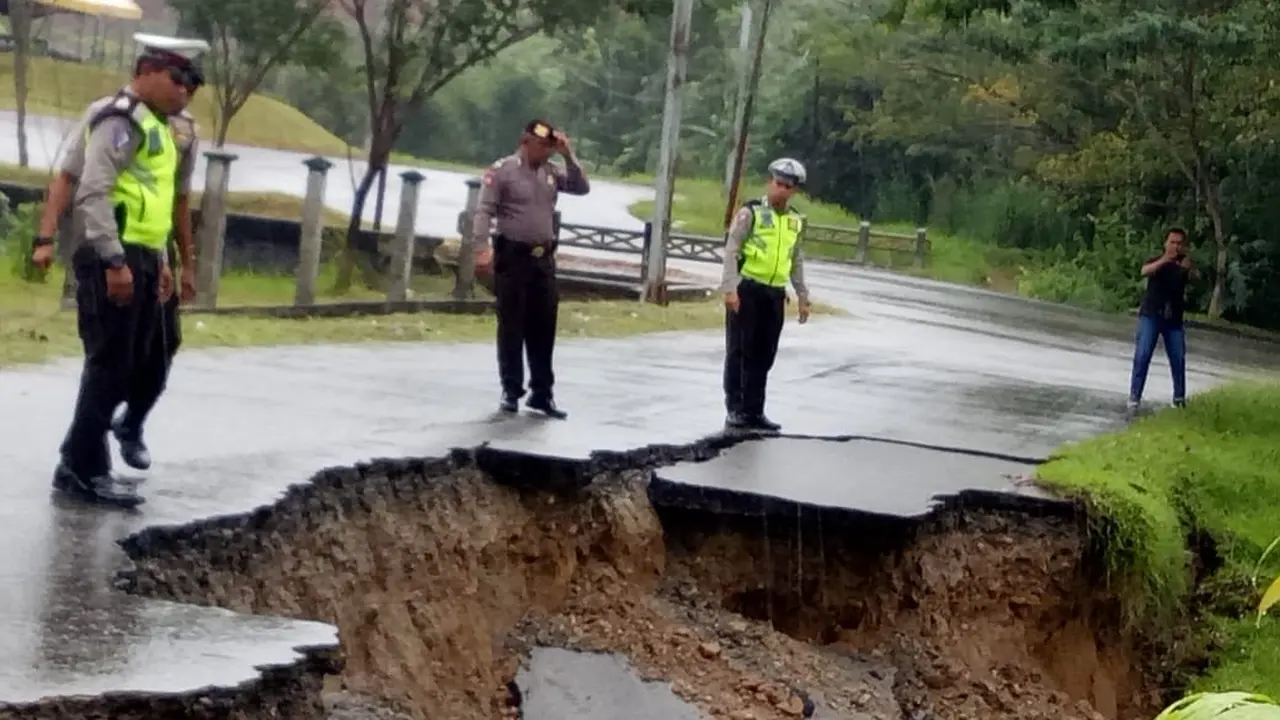 Longsor di kawasan Desa Kedai Paya, Kecamatan Blangpidie, Kabupaten Abdya, Provinsi Aceh