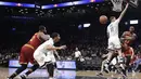 Bintang Cleveland Cavaliers, LeBron James (23) memberikan umpan kepada rekannya melewati  hadangan para pemain Brooklyn Nets, Brook Lopez (11) pada laga NBA basketball game di Barclays Center, (6/1/2017). Cavs menang 116-108. (AP/Frank Franklin II)