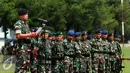 Panglima TNI Jenderal Gatot Nurmantyo memberikan amanat saat Upacara Alih Kodal PPRC TNI TA 2016-2018 di Halim Perdanakusuma, Jakarta, Kamis (3/3/2016). Serah tugas PPRC dari Pangdiv II Kostrad ke Pangdiv I Kostrad. (Liputan6.com/Helmi Fithriansyah)