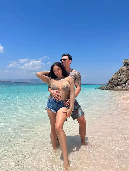 Inspirasi tampil kasual dengan beachwear, Jedar tampil memadukan bikininya dengan sheer top dan denim ripped shorts. [Instagram/inijedar]