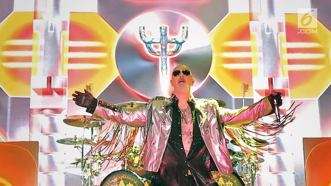 Vokalis Judas Priest, Rob Halford saat tampil dalam konser perdana di Allianz Eco Park Ancol, Jakarta Utara, Jumat (7/12). Konser bertajuk 